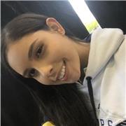 Profesora de fútbol da clases a niños entre 5 a 10 años